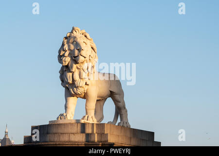 Die Westminster Bridge lion Statue bei Sonnenaufgang, London, England Stockfoto