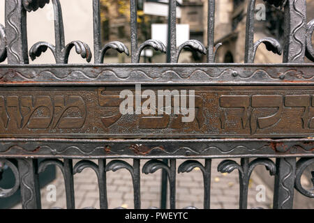 Hebräische Wörter in das Eiserne Tor der Synagoge Klausen, Alte jüdische Viertel Josefov, Prag, Tschechische Republik. Stockfoto