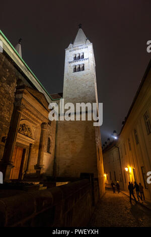 St. George's Basilika, Basilika svatého Jiří, Kirchturm bei Nacht, Prag, Tschechische Republik. Stockfoto