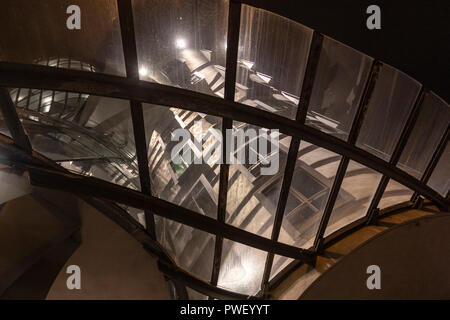 Tančící dům bei Nacht, Tanzen Haus oder Fred und Ginger vom Architekten Vlado Milunić in Zusammenarbeit mit Frank Gehry Stockfoto