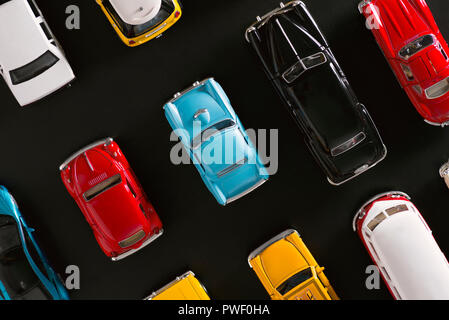 Izmir, Türkei - 17. April 2018: Die verschiedenen Toy Cars von oben Blick auf eine schwarze Fläche. Stockfoto
