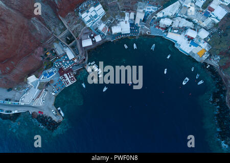 Luftaufnahme von Ammoudi Pier in Oia auf Santorini Griechenland Stockfoto