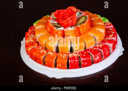 Philadelphia roll Cake mit Lachs, Krabben und Aal. Stockfoto