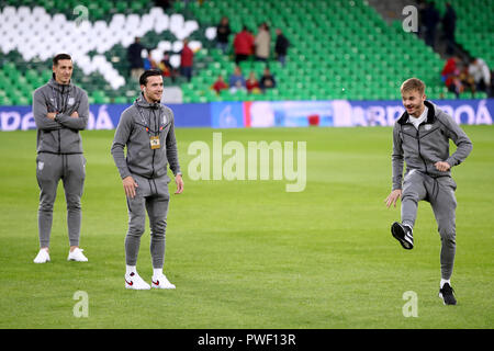 Der Engländer James Maddison (rechts) und Ben Chilwell ein Spiel der Keepy Uppy mit einem Stück Gummi vor Kauen zu den Nationen Liga Spiel bei Benito Villamarin Stadion, Sevilla spielen. Stockfoto