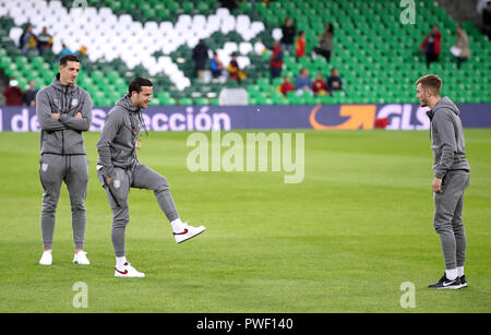 Der Engländer James Maddison (rechts) und Ben Chilwell ein Spiel der Keepy Uppy mit einem Stück Gummi vor Kauen zu den Nationen Liga Spiel bei Benito Villamarin Stadion, Sevilla spielen. Stockfoto