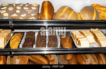 Bäckerei einkaufen, Blick von Oben auf die Zusammenstellung der verschiedenen Arten von Getreide Brot, viele gemischte Brot mit Mohn, Sesam, Samen und Körner Stockfoto