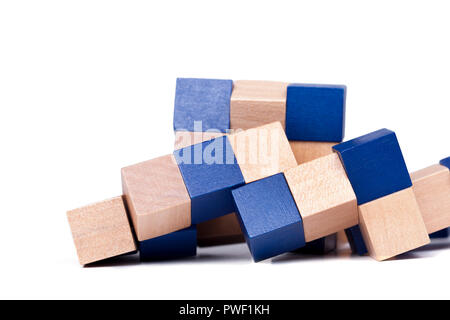 Komplexe Verstand herausfordernde Rätsel, blau Holzwürfel Spielzeug auf weißem Hintergrund Stockfoto