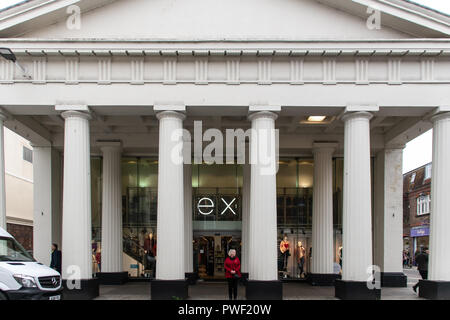 Chichester, Großbritannien - Oktober 06, 2018: Die imposanten römischen Stil Fassade der nächsten Fashion Shop, früher die Corn Exchange, in East Street Stockfoto