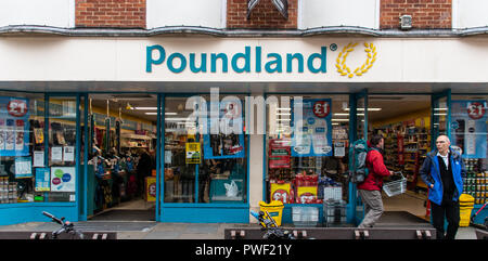 Chichester, Großbritannien - Oktober 06, 2018: Die Vorderseite des Poundland Schnäppchen Store auf East Street Stockfoto