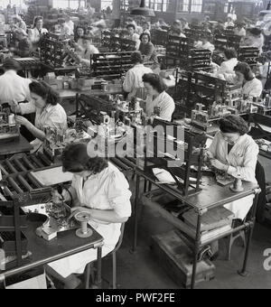 1950, historische, weibliche Arbeitnehmer im Bush Radio Fabrik in London, Engalnd, UK. Stockfoto
