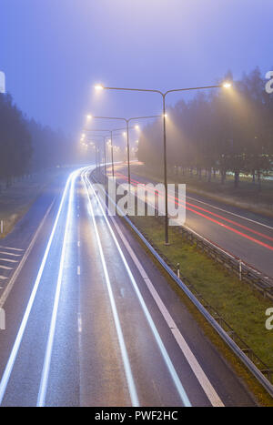 Leichte Spuren von Autos auf der Autobahn. Stockfoto