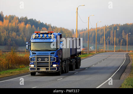 Salo, Finnland - 12. Oktober 2018: Blauer Scania Lkw von E Gustafsson Oy in saisonalen Zuckerrüben Haul auf herbstliche Autobahn bei Sonnenuntergang im Süden Finnlands. Stockfoto