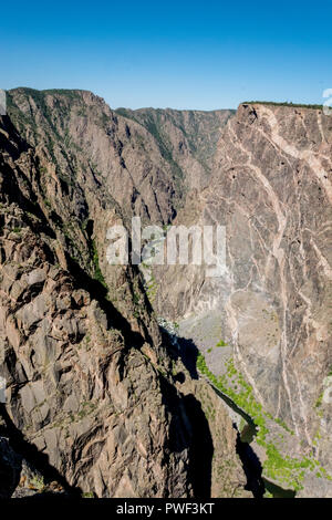 Aussichtspunkt bemalte Mauer und der Gunnison River auf der South Rim in der schwarzen Schlucht des Gunnison National Park, Montrose, Colorado, USA Stockfoto