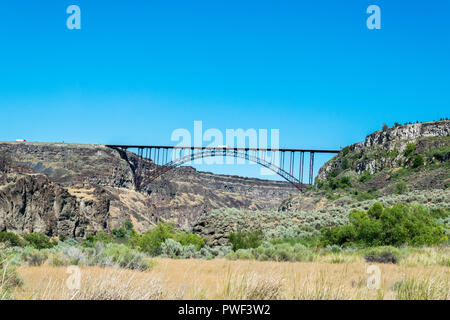 Lkw Fahren über die Perrine Bridge in Twin Falls, Idaho, Vereinigte Staaten von Amerika Stockfoto