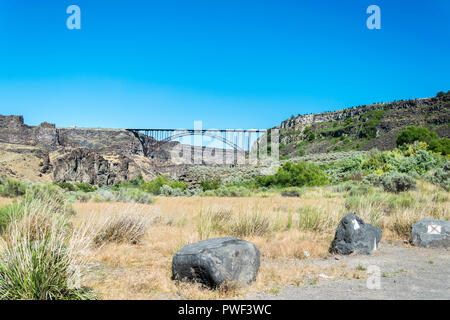 Lkw Fahren über die Perrine Bridge in Twin Falls, Idaho, Vereinigte Staaten von Amerika Stockfoto