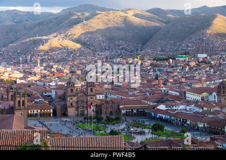 PLAZA DE ARMAS - CUSCO VON EINEM HOHEN Aussichtspunkt bei Sonnenuntergang Stockfoto