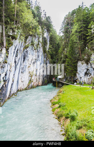 Ein Fluss überquert Berge und Wälder Stockfoto