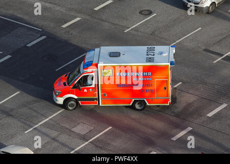 Krankenwagen Fahrzeug auf einer Kreuzung in Hamburg Stockfoto