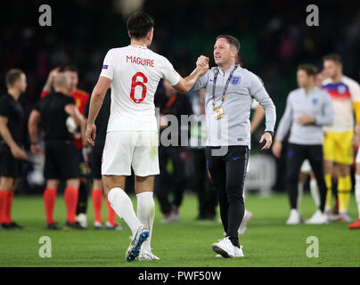 England Assistant Manager Steve Holland (rechts) schüttelt Hände mit Harry Maguire nach der Nationen Liga Spiel bei Benito Villamarin Stadium, Sevilla. Stockfoto