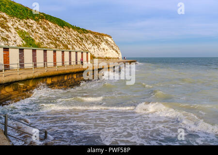 Die untere Promenade und Strand Hütten entlang der weißen Kreidefelsen bei Flut an Dumpton Lücke, Broadstairs, in Thanet, Kent, Großbritannien Stockfoto