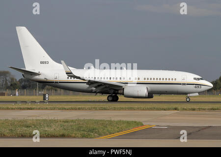 Boeing C-40A Clipper, militärische Fracht Variante des 737 Airliner, Roll-out Nach der Landung am RAF Mildenhall, Suffolk. Stockfoto