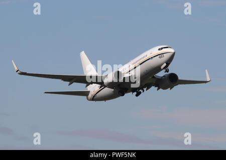 Boeing C-40 einen Haarschneider klettern aus RAF Mildenhall während der Arbeit ein sonderflug für die US Navy. Stockfoto