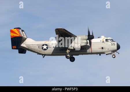 USN Grumman Greyhound von VRC-40 startete an Bord der USS Harry S Truman Landung am RAF Mildenhall für einen kurzen Stopp vor der Rückkehr in den Träger. Stockfoto