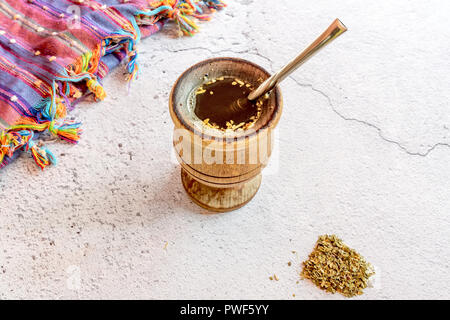 Eine traditionelle Südamerikanische Holz- Mate Kürbis & Bombilla aus Metall Stroh, frisch gebrühten Mate Tee Stockfoto