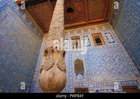 Usbekistan Chiwa, Tosh Hovli Palace, aus Holz geschnitzte Säule, keramische Fliesen, Stockfoto