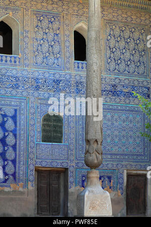 Usbekistan Chiwa, Tosh Hovli Palace, aus Holz geschnitzte Säule, keramische Fliesen, Stockfoto