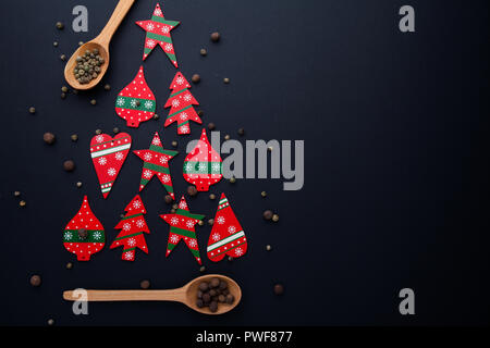 Weihnachtsbaum aus roten Bonbons und Holzlöffel Stockfoto