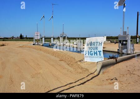 Kalifornien Wasser zu Dürre Bereichen wegen der globalen Erwärmung bewegt Stockfoto