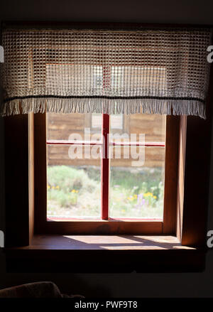 Ansicht von innen durch das Fenster, South Park City, Colorado Stockfoto