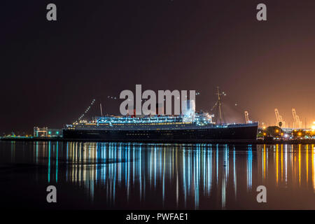 Nachtansicht der RMS Queen Mary in Long Beach, Kalifornien Stockfoto