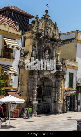 Cordoba, Spanien - 20. Juni: AUSSEN DER HISTORISCHEN KIRCHE GEGEN HIMMEL IN STADT, Europa Stockfoto