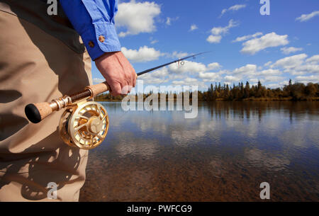 Süßwasser Fliegenfischen auf Forellen und Lachs. Stockfoto