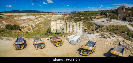 Antenne Landschaft von Industriemaschinen und alten Kalkstein Mine in Melbourne, Australien Stockfoto