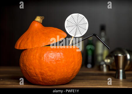 Cocktail an einem Kürbis. halloween Getränke für Party auf der bar Hintergrund Stockfoto