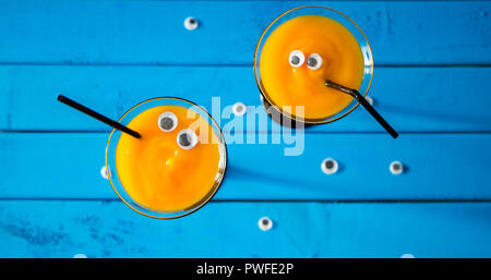 Lustig und gruselig Cocktail für Halloween in der Martini Gläser Stockfoto