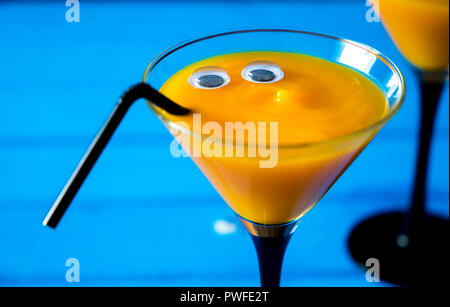 Lustig und gruselig Cocktail für Halloween in der Martini Gläser Stockfoto