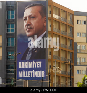 Istanbul, Tirkey, September 2018: Gigantische 4-stöckigen Plakat der Präsident Erdogan mit der türkischen Inschrift"-Regel ist die Nation" Stockfoto