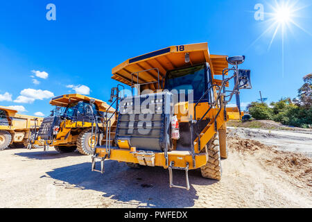 Riesige gelbe industrielle Muldenkipper auf der Baustelle Stockfoto