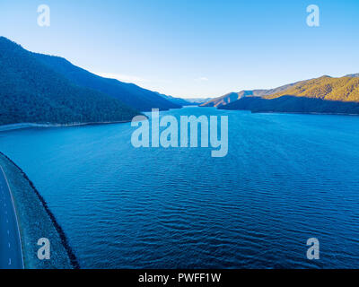 Schöne Talbingo Stausee lang inmitten der sanft geschwungenen Hügel bei Sonnenuntergang in NSW, Australien Stockfoto