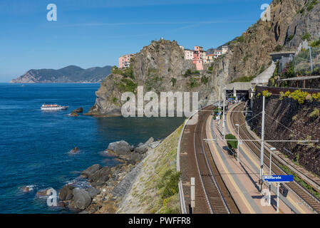 Manarola Bahnhof mit Blick auf das Meer der Cinque Terre, Ligurien, Italien Stockfoto