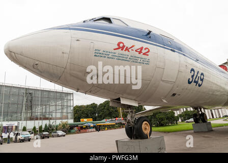 Moskau, Russland - 18. September 2008: Ausstellung der Errungenschaften der Volkswirtschaft. Passagierflugzeug Yak-42 in der Ausstellung Stockfoto