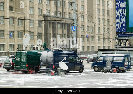 Moskau, Russland - Januar 20, 2005: TV-Sendung Autos stehen in der Nähe der Staatsduma im Winter Tag Stockfoto
