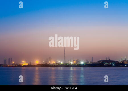 Sonnenuntergang in der Stadt Dubai, Vereinigte Arabische Emirate Stockfoto
