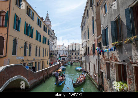 Auf der Suche Fondamenta dei Preti in Venedig, Italien, mit Ponte Del Mondo Novo & Parrocchia di Santa Maria Formosa im Hintergrund. Stockfoto