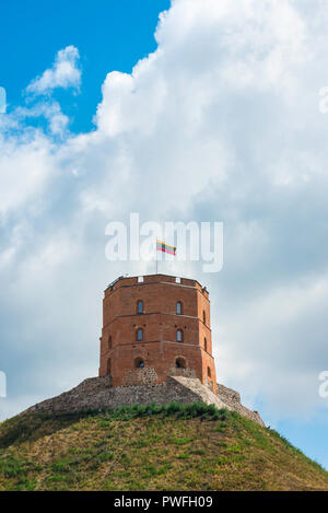 Vilnius Turm, Blick auf die Burg aus dem 13. Jahrhundert gelegen auf Gediminas Hügel in der Altstadt von Vilnius, Litauen. Stockfoto