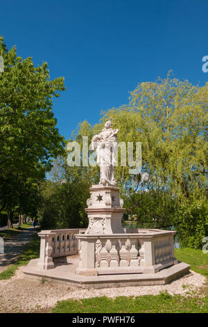 Statue des Hl. Johannes von Nepomuk in einem Park in der Nähe des Leopoldskroner Weiher, Salzburg, Österreich. Saint John neponuk Beschützer von Überschwemmungen und Ertrinken Stockfoto